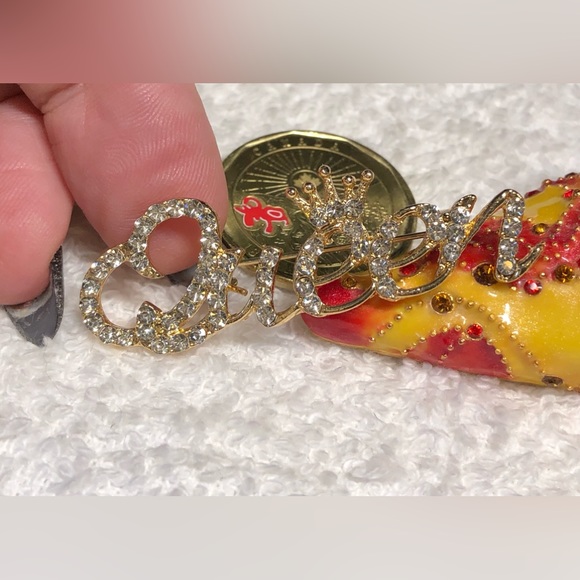 👑Pretty gold and rhinestone QUEEN brooch/pin - Picture 6 of 9